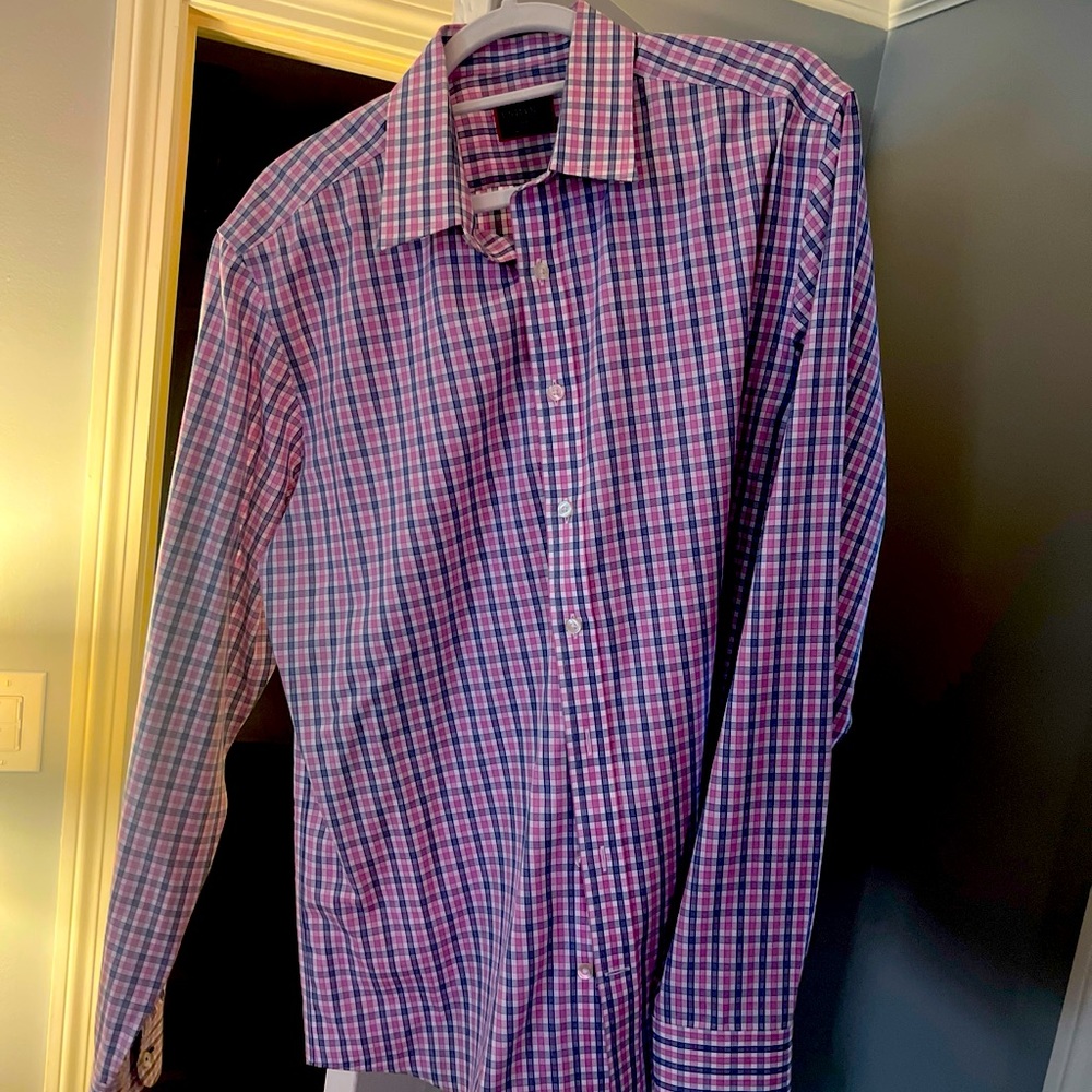 Large untuck it shirt, barely used in great condition